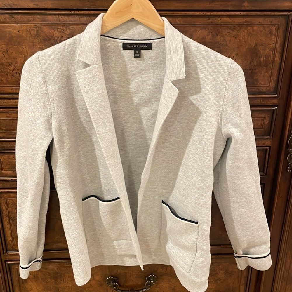 Banana Republic light grey woman’s jacket with black pipping - Picture 2 of 13